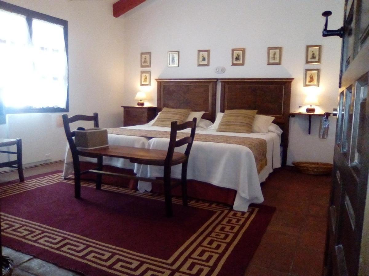 Casa Rural Y Restaurante Casa Adriano Pensionat Alanís Eksteriør billede